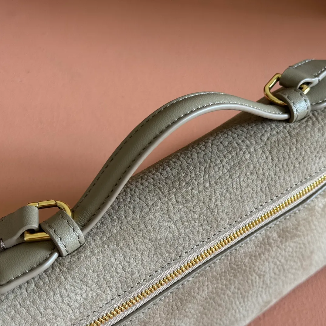 p1160💋💋💋【Original leather configuration counter complete package】 𝐋𝐨𝐫𝐨 𝐏𝐢𝐚𝐧@ Extra pocket L19 series handbag/crossbody bag, all steel deerskin, the most comfortable life is not defined, just like loro The material design of pian@ does not require complicated design styles. The simple and soft outline is elegant and durable, like an exquisite cosmetic case, which perfectly balances appearance and functionality. The leather is delicate and feels as soft as butter. The small bag has a large capacity. It is not only portable with a thin shoulder strap, but can also be worn cross-body. Sisters who have a special liking for minimalist style can buy it. It is simple and versatile. The simpler, the more different. Stars and Instagram celebrities are all planting it. There are two sizes of 19 cm and 27 cm. One is exquisite and casual, and the other is elegant and grand. Size: Small: length 19×width 7×height 12cm (